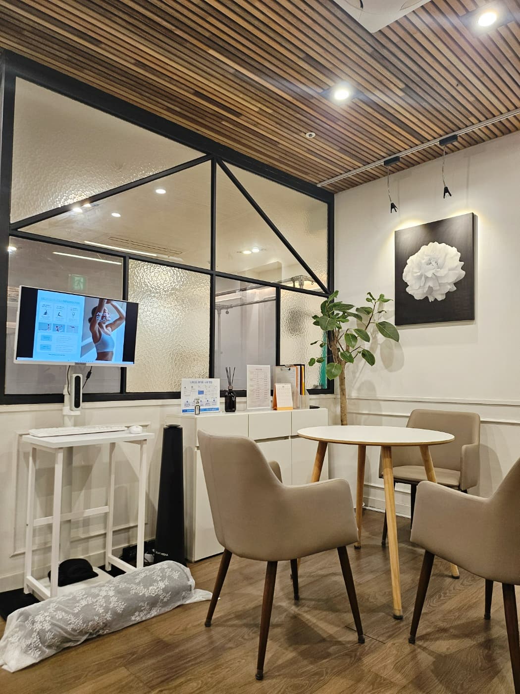 일산 메디온필라테스 로비 상담 테이블 옆에 설치된 Scent Tower