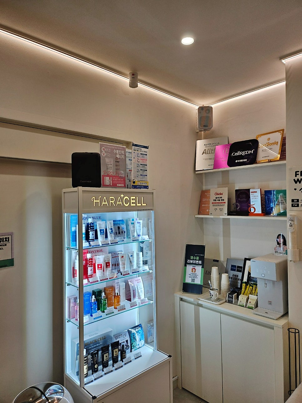 진열장 위에 설치된 Scent Lite